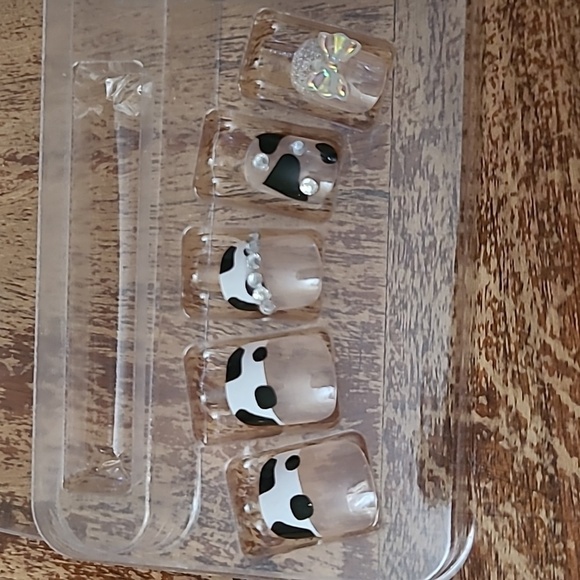 2/$16 3D Bows, Rhinestone, & Cow Press On Nails - Picture 6 of 9